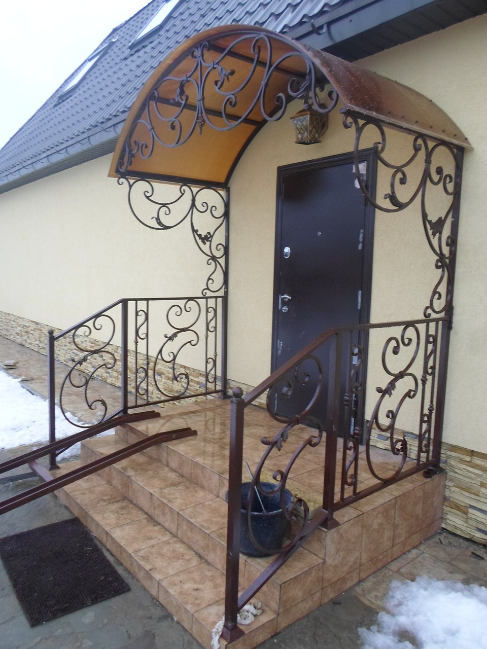 Крыльцо с ковкой в частном доме фото: Наружные металлические лестницы (84 фото): крыльцо из металла в частном доме, уличная конструкция для дачного строения