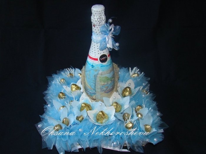 Бутылка украшенная конфетами своими руками: Узнаем как украсить бутылку шампанского конфетами своими руками