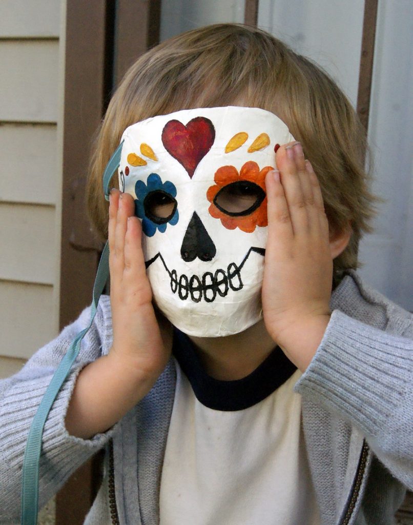 Сделать маску из бумаги: из бумаги и картона на голову, своими руками в домашних условиях, страшную на Хэллоуин и объемную из папье маше
