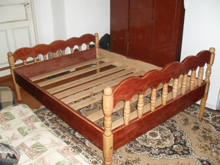 Герасим соорудил кровать из дубовых досок на четырех чурбанах