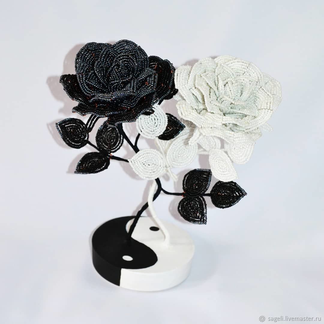 Розы из бисера белые: Белая роза из бисера