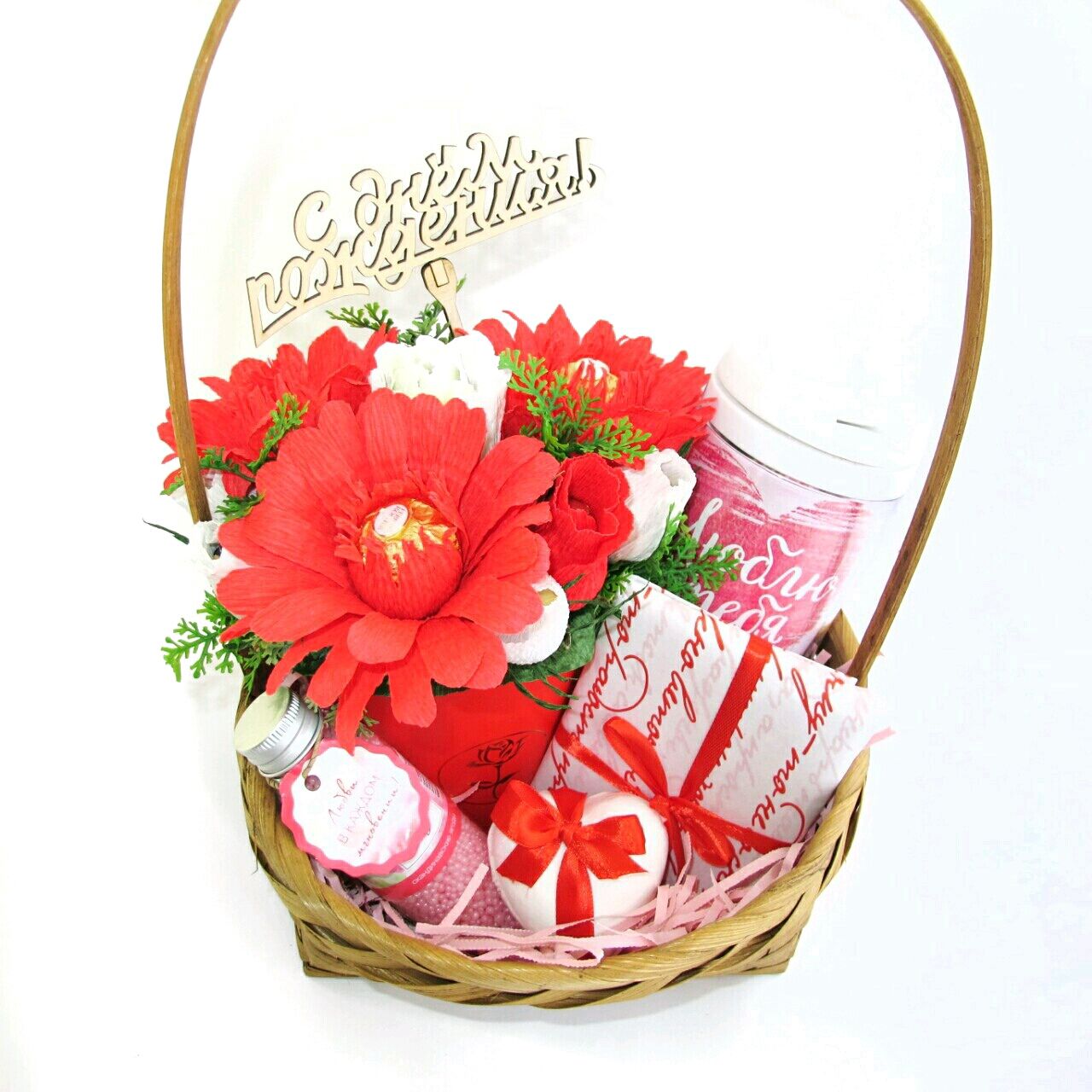 Корзина с цветами и с конфетами: Подарочная корзина с конфетами