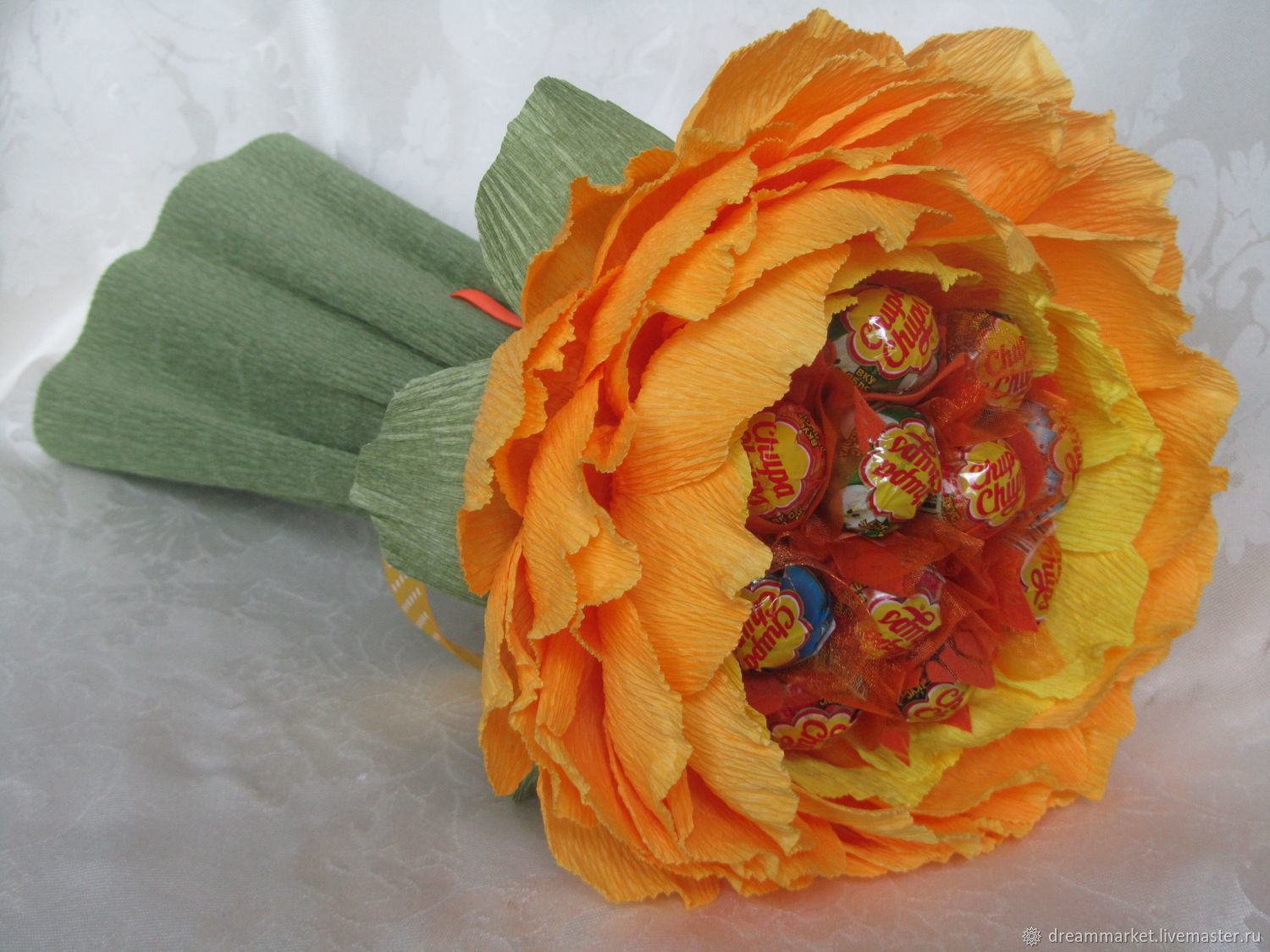 Поделки из конфет и гофробумаги: цветы из конфет и гофрированной бумаги Цветы из гофрированной бумаги своими руками с конфетами #yandexim…