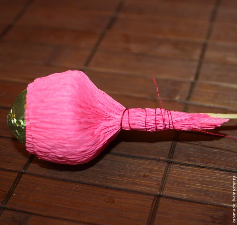Как из гофрированной бумаги с конфетами делать цветы видео: Мастер-класс смотреть онлайн: Как сделать розы из гофрированной бумаги с конфетами внутри