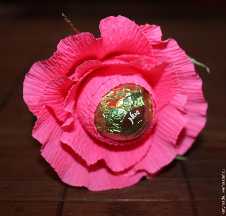 Сделать розы из конфет и гофрированной бумаги: Роза из конфет мастер-класс - Buket7.ru