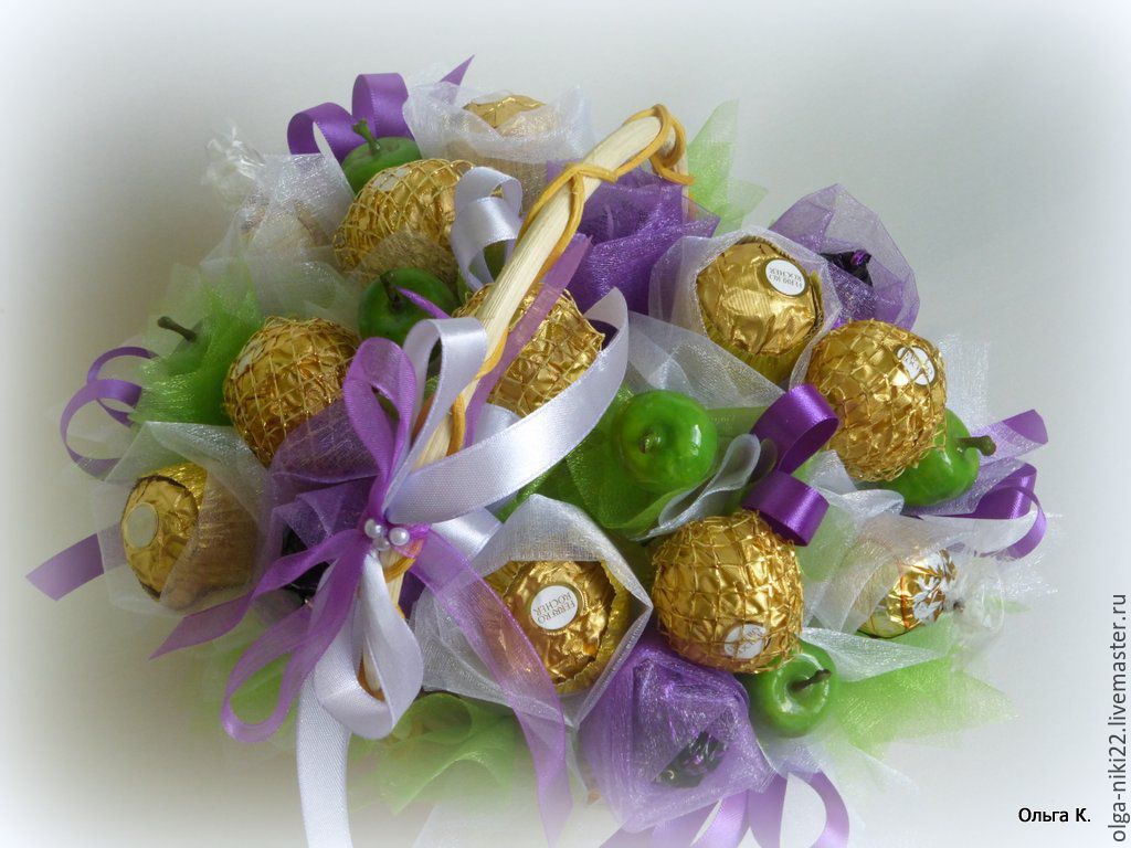 Букет из конфет в корзинке: Композиция «Корзина с цветами из конфет»