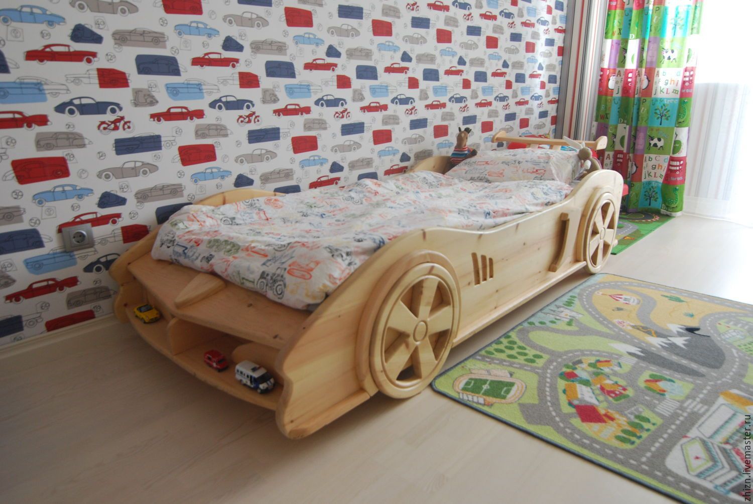 детская кровать машина из массива дерева