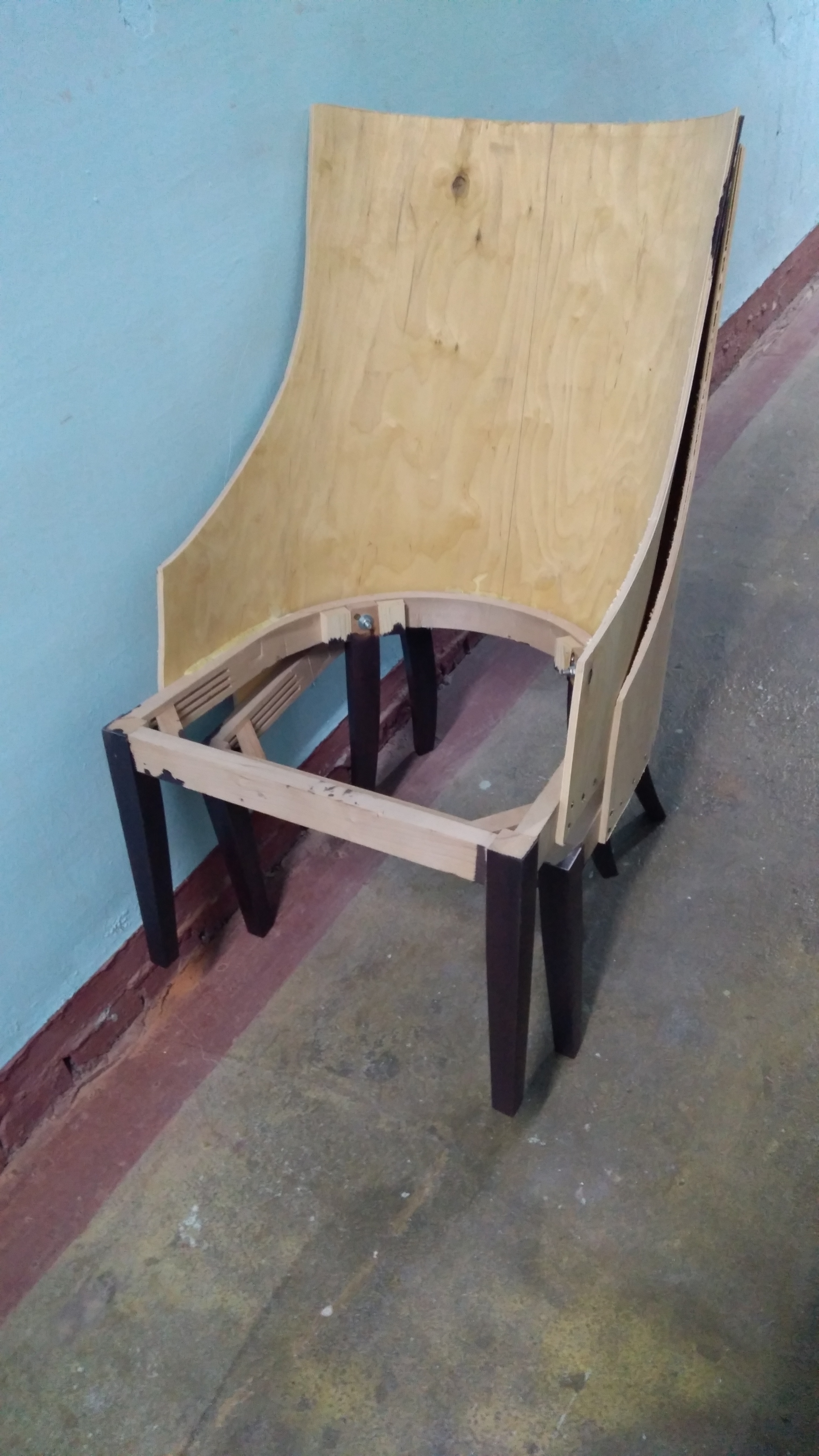 Как сделать гнутую спинку стула: Гнутая спинка для стула. Простейшее приспособление для склейки из фанеры | СДЕЛАЙ МЕБЕЛЬ САМ