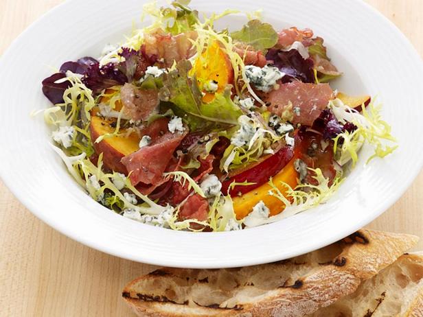 Фотография блюда - Теплый салат со сливами и персиками