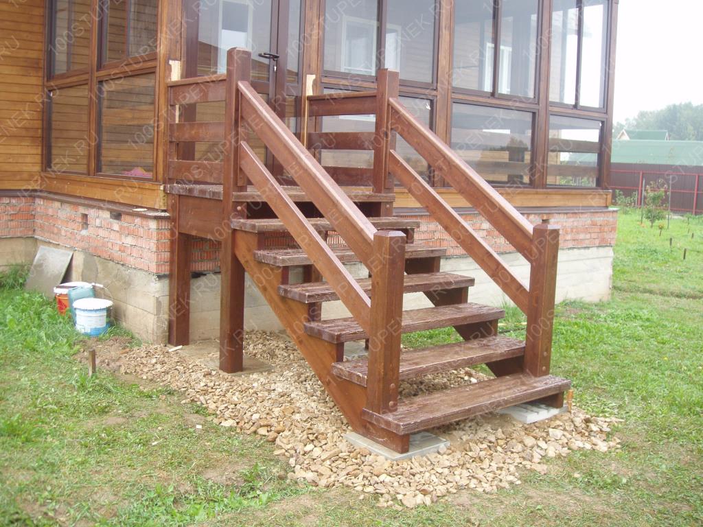 Крыльцо для дома из бруса: Крыльцо деревянного дачного дома своими руками: идеи и фото