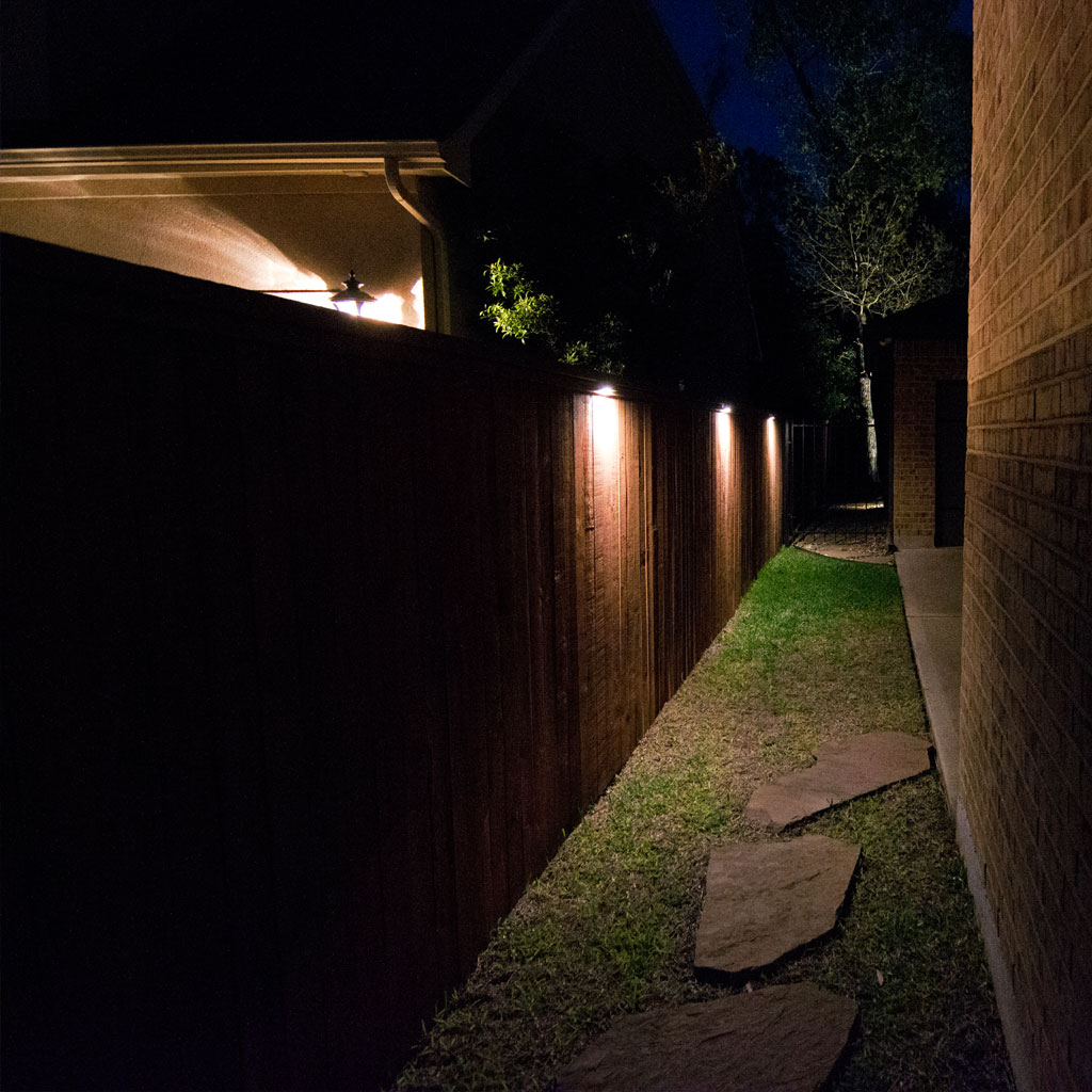 Подсветка забора фото: Освещение забора частного дома