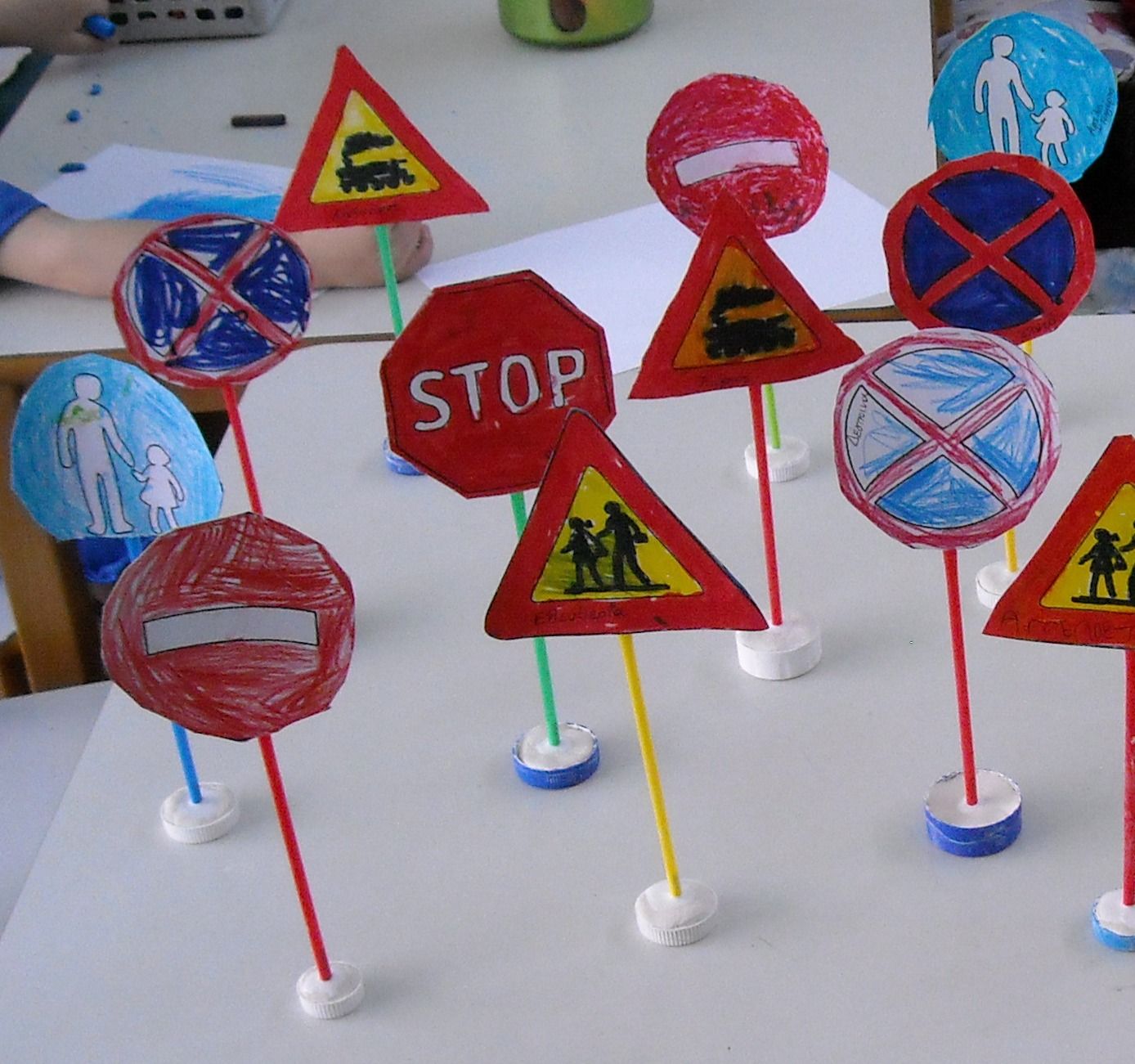 Дорожные знаки поделки: Поделки правила дорожного движения для детей своими руками фото