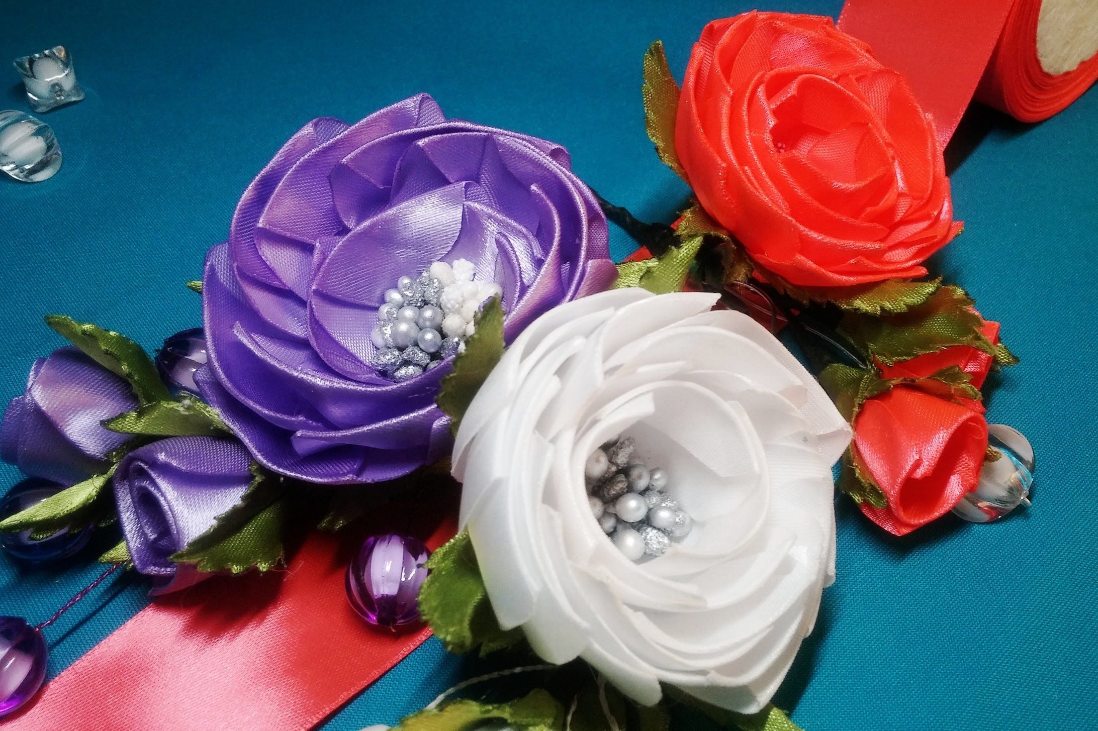 Видео как сделать цветы из лент цветы: Как сделать розы из лент своими руками