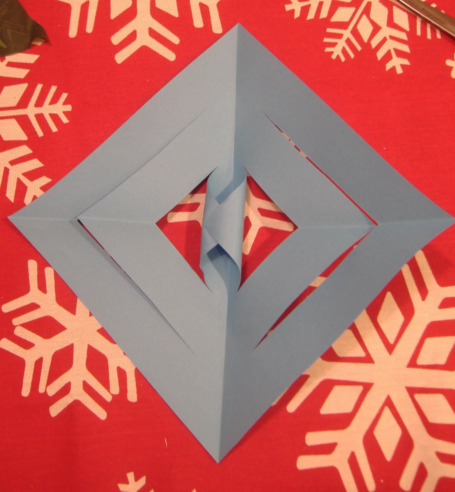 Как сделать из бумаги снежинку большую: Как сделать снежинку своими руками из бумаги, картона, бисера, клея и макарон