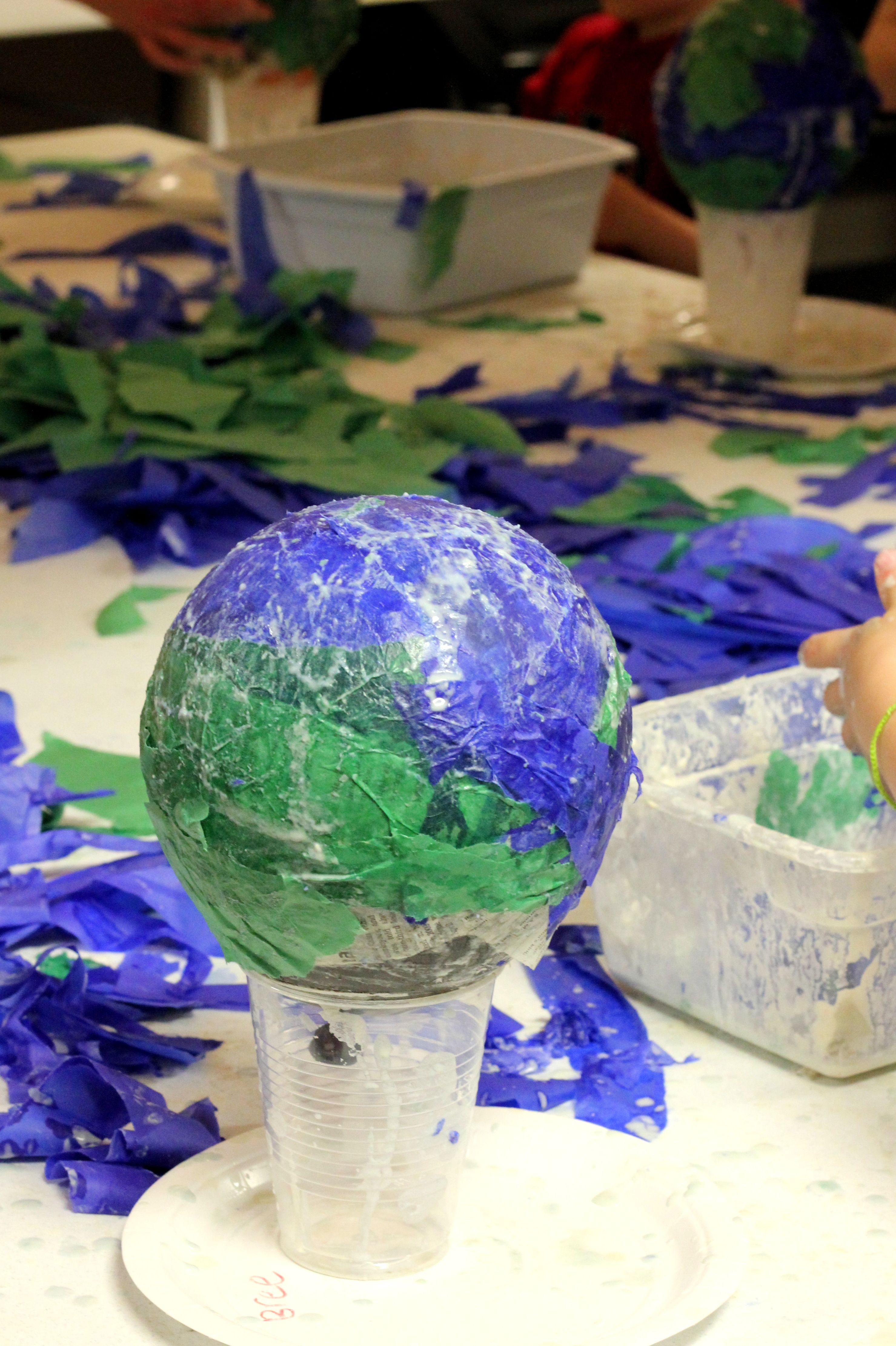 Земной шар своими руками из бумаги: Узнаем как сделать модель земли из бумаги: пошаговая инструкция