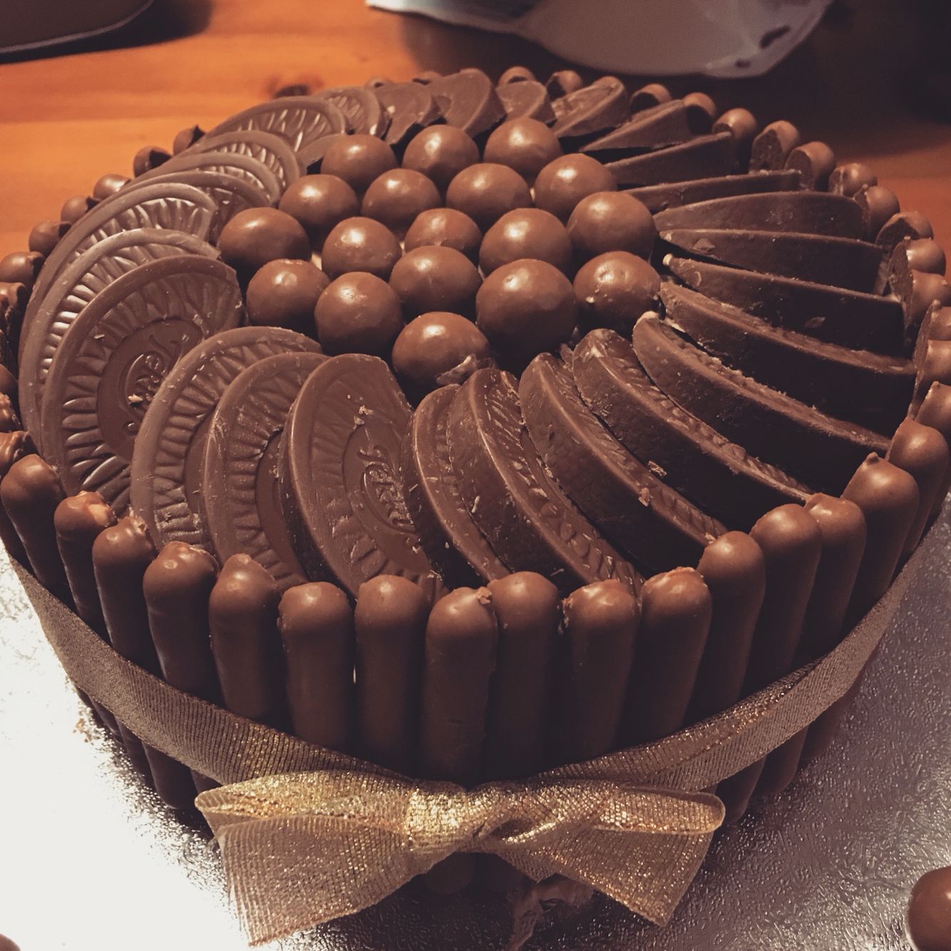 Украшение торта конфетами и шоколадками фото: Украшение торта конфетами и шоколадками и как украсить торт