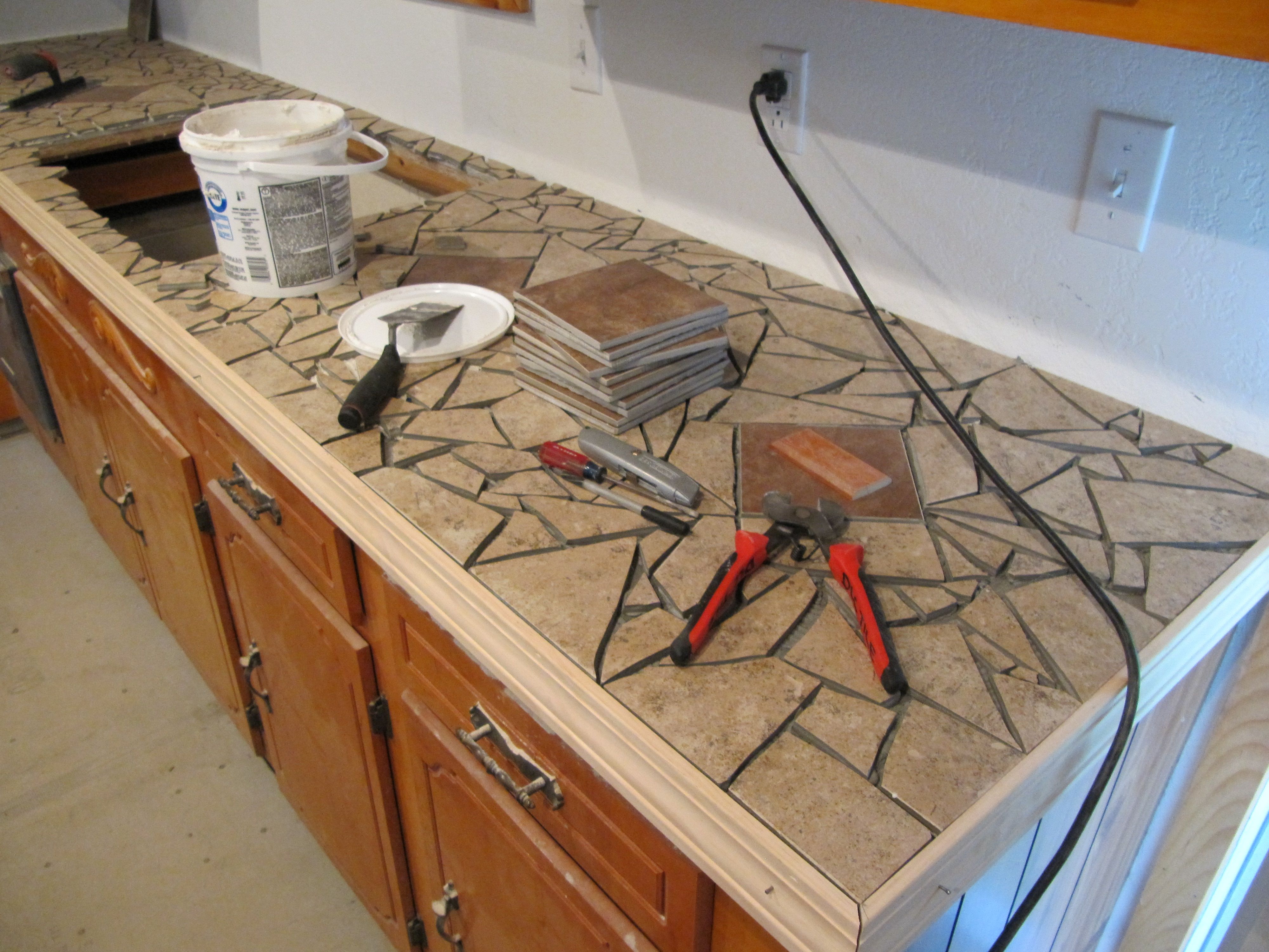 Столешница кухонная своими руками: как обновить столешницу с помощью плитки? Особенности кухонных столешниц из дерева. Как сделать бетонную модель?