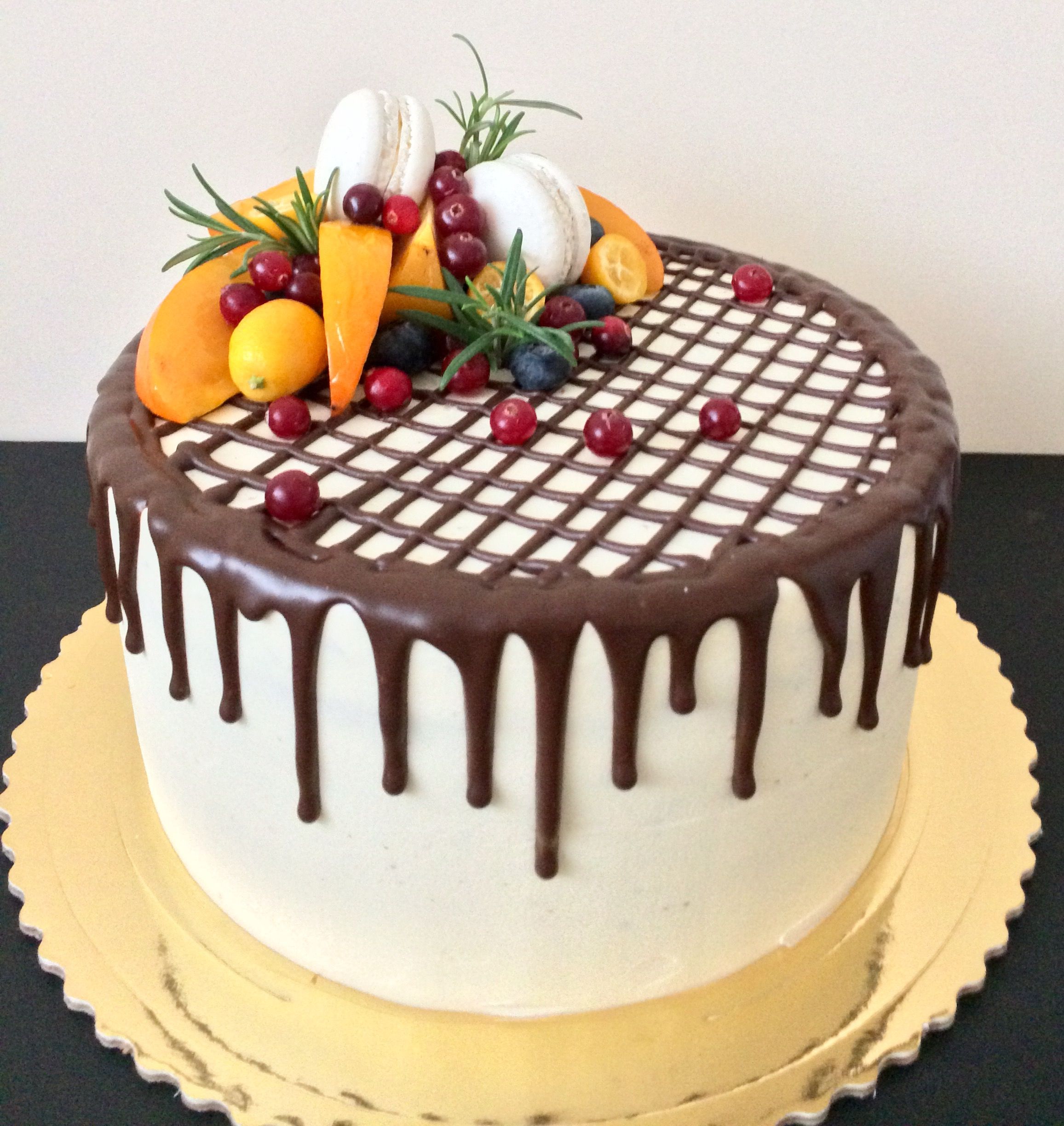 Украсить торт самим как: Как просто украсить торт: 3 простых идеи декора торта - с ягодами сверху, украшение шоколадного торта и другие