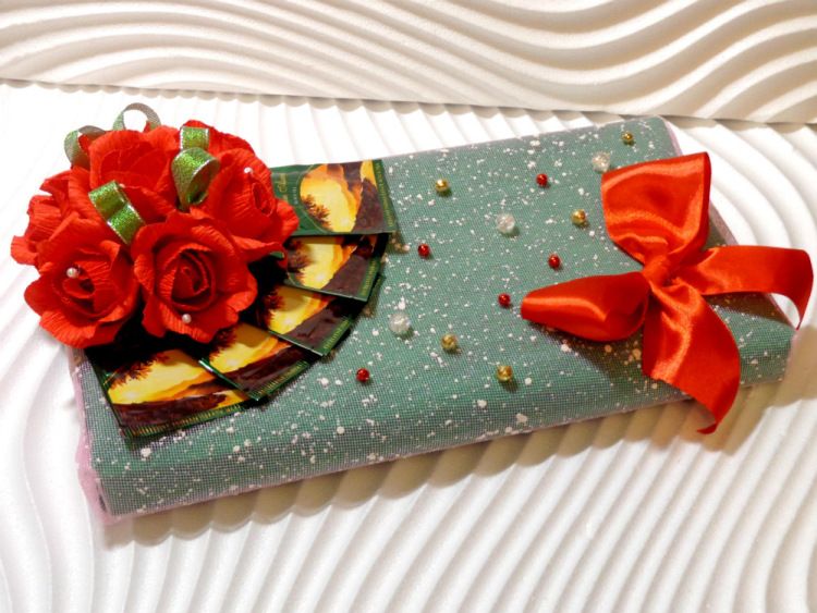 Шоколадка украшенная цветами из конфет: Шоколадка украшенная в виде снеговика гофрированной бумагой. Как упаковать шоколадку на новый год в виде снеговичка