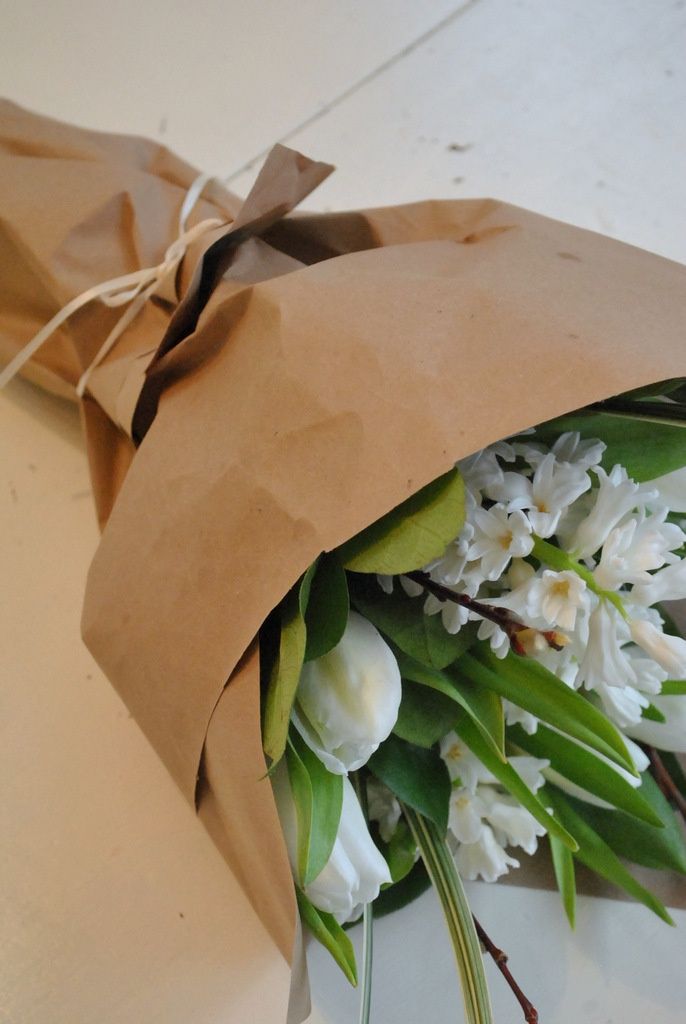 Упаковка букетов своими руками мастер класс: как оформить букет бумагой своими руками? Как сделать упаковку из крафт-бумаги и пленки? Как еще красиво упаковать букет цветов?