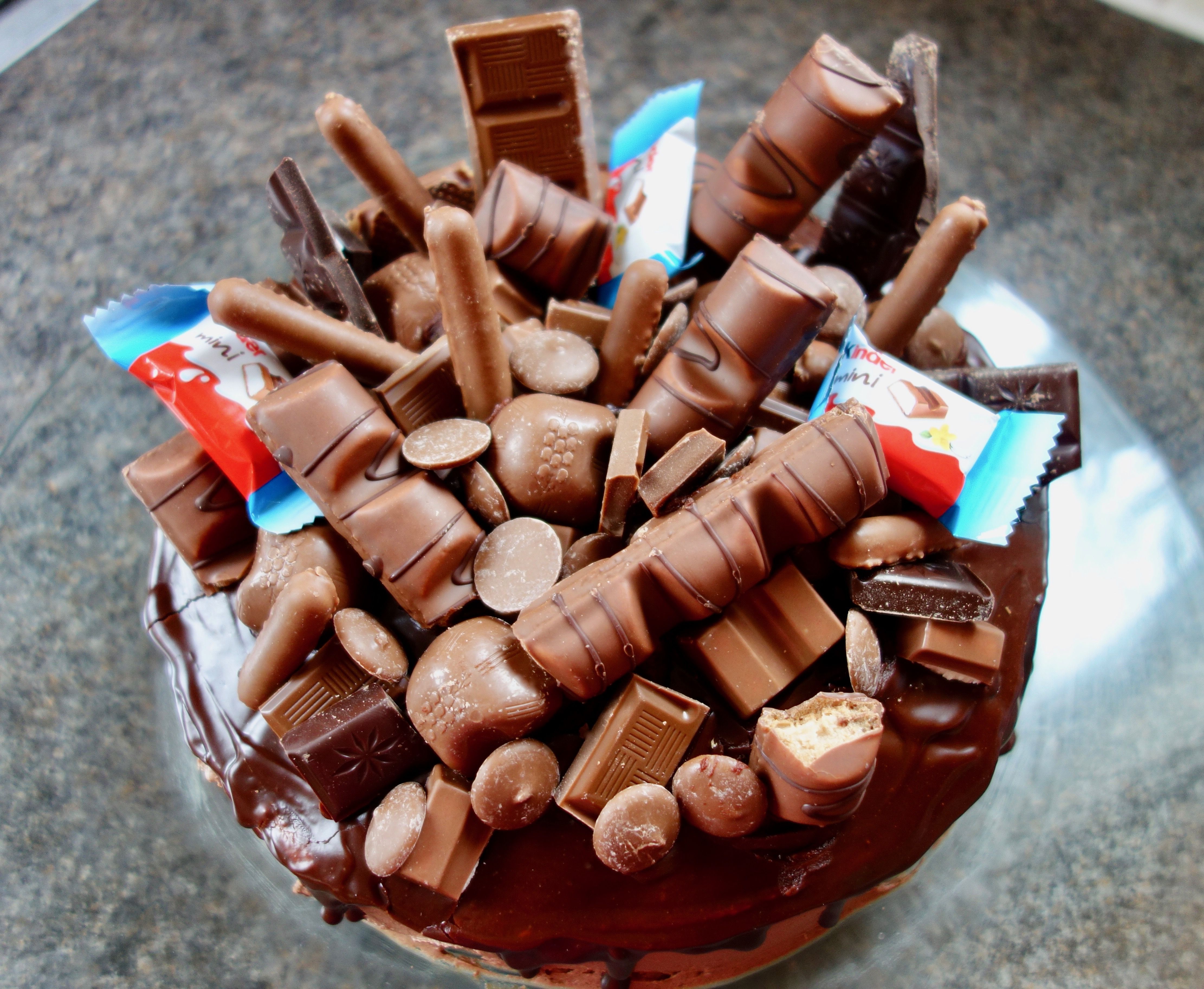 Украшение торта конфетами и шоколадками фото: Украшение торта конфетами и шоколадками и как украсить торт