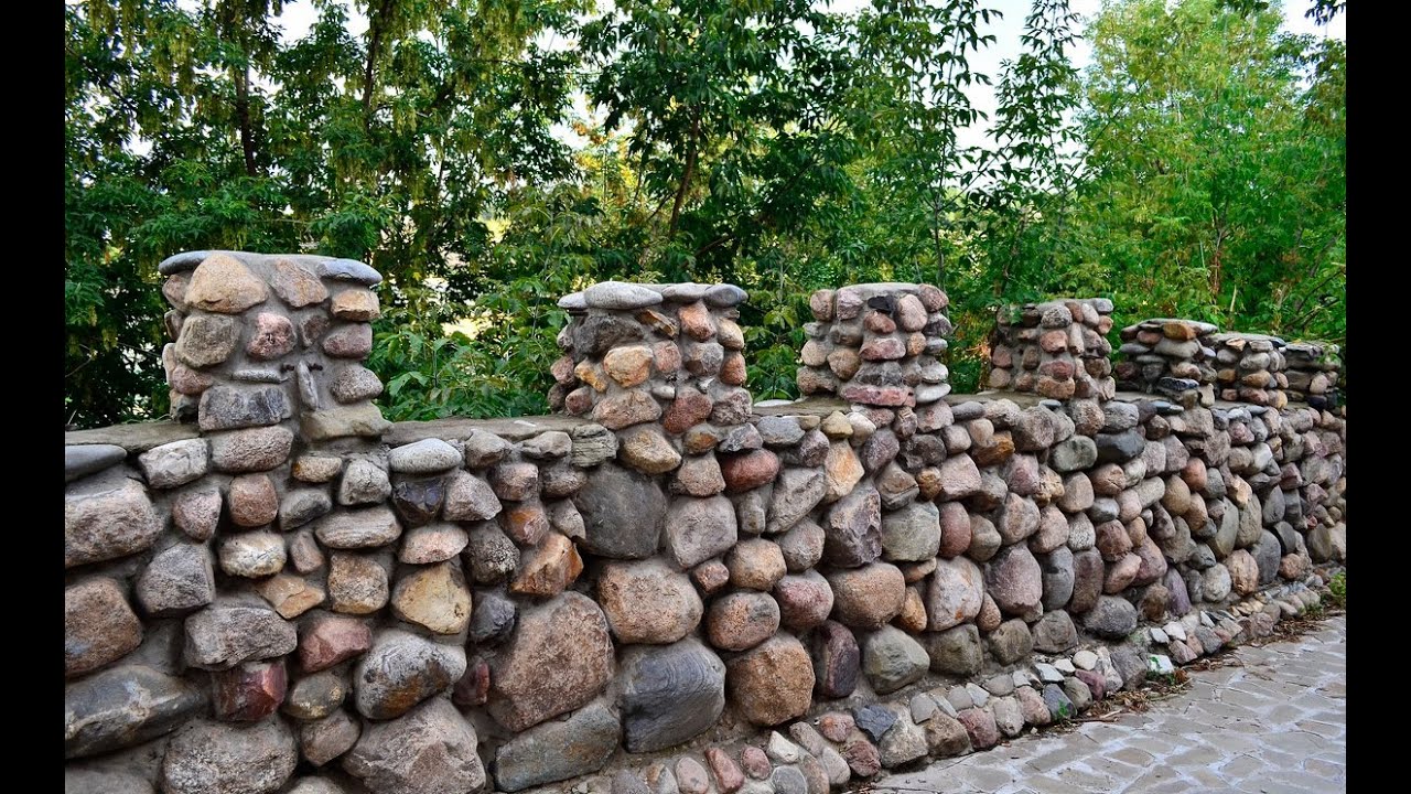 Заборы своими руками из камня: дизайн и кладка натуральной ограды своими руками