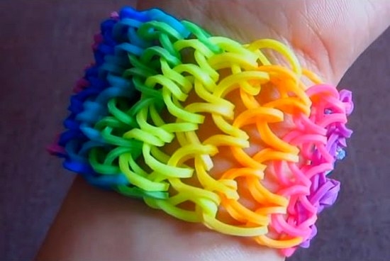 Как сплести из резинок на рогатке браслет чешуя дракона: Rainbow Loom . " ". -