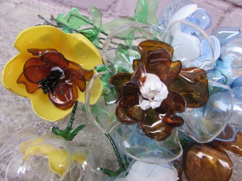 Цветы из пластиковых бутылок фото: Цветы из пластиковых бутылок для сада и дачи: пошаговый мастер-класс для начинающих
