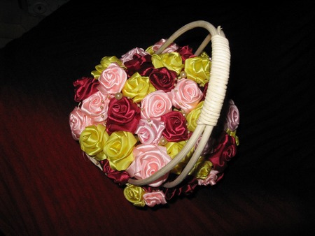 Цветы из атласных лент в корзине своими руками: Корзина с розами из атласных лент (канзаши)