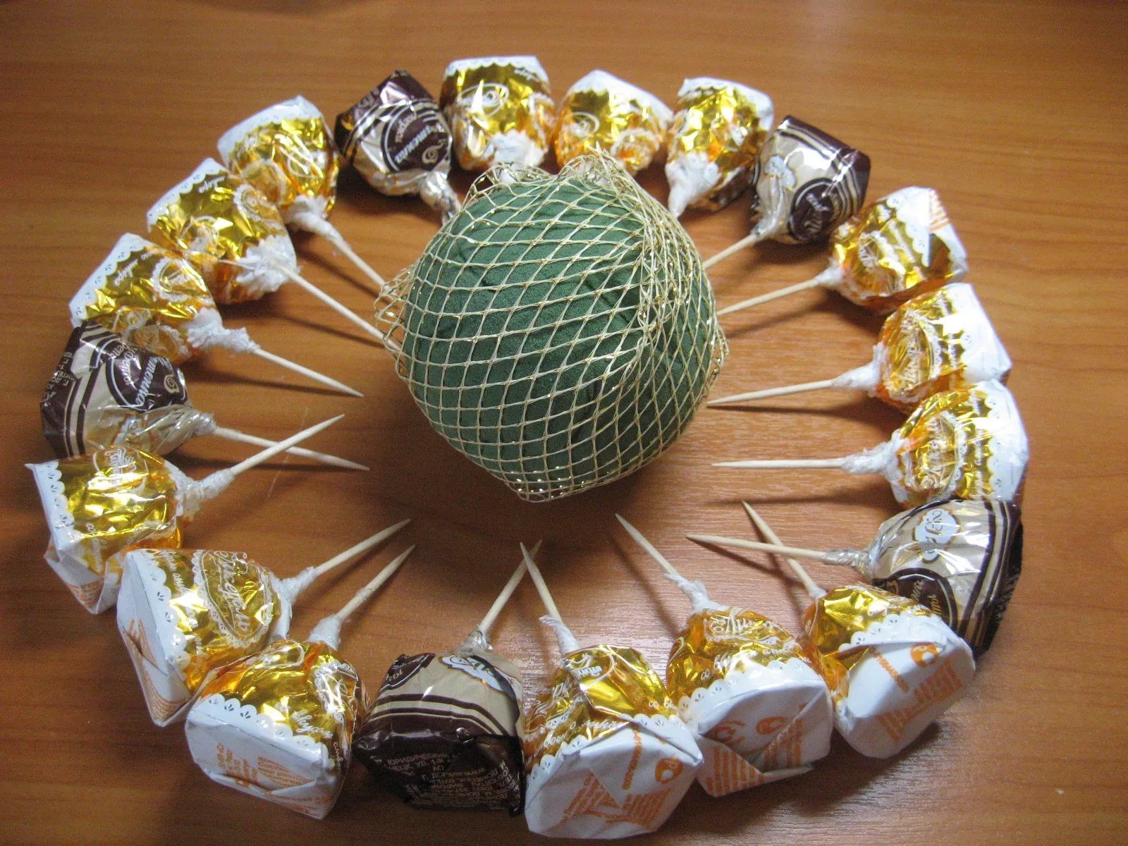 Поделки из конфет букет своими руками: 15 способов сделать букет из конфет своими руками — ISaloni — студия интерьера, салон обоев