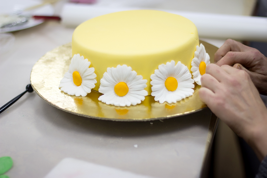 Украшения тортов мастер класс: Подробный видео мастер-класс по сборке и украшению торта с подтеками — ISaloni — студия интерьера, салон обоев