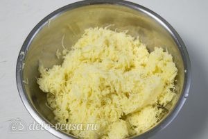 Картофельные шарики с сыром: Измельчить отварной картофель