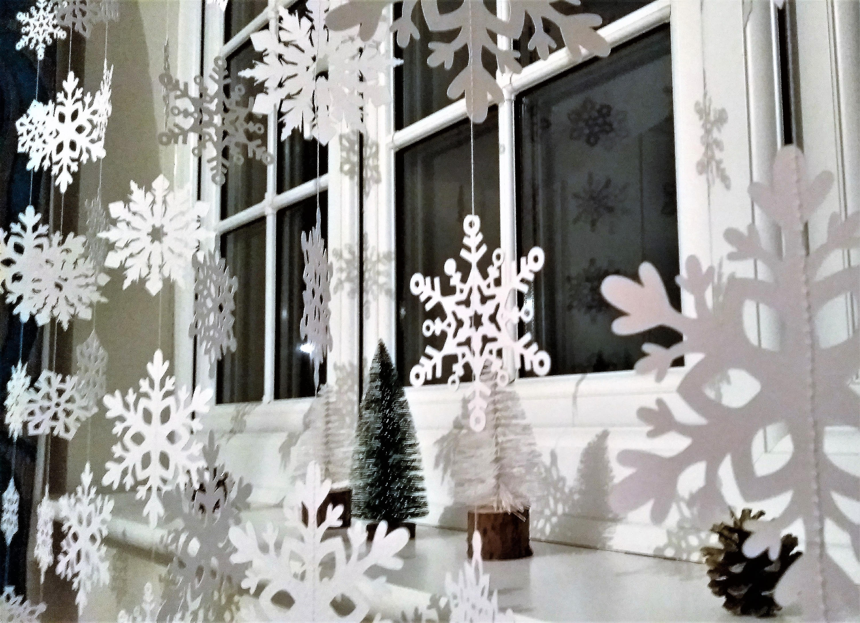 Как украсить к новому году окно: Как украсить окна на Новый год – 70 фото и 9 классных способов
