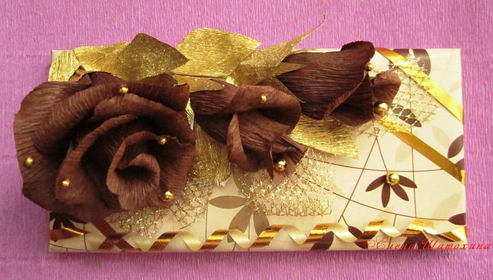 Шоколадка украшенная цветами из конфет: Шоколадка украшенная в виде снеговика гофрированной бумагой. Как упаковать шоколадку на новый год в виде снеговичка
