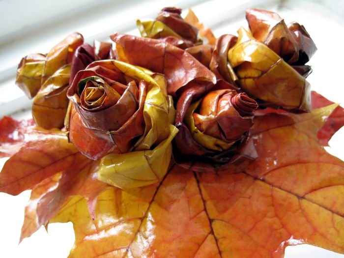 Осенние поделки из листьев розы: Розы и цветы из кленовых листьев своими руками пошагово: мастер класс. Поделки — букеты цветов и роз и…