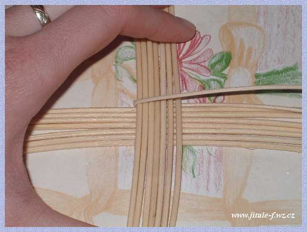 Плетение домик для лука из газетных трубочек: Плетение из бумажных трубочек - лукодом! Домик для лука - очень интересный вариант для хранения самого лука, но я решила его использо…