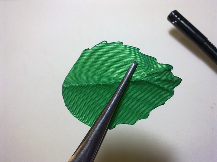 Как из атласной ленты сделать листики: Пошаговое изготовление разных видов листов из атласной ленты.