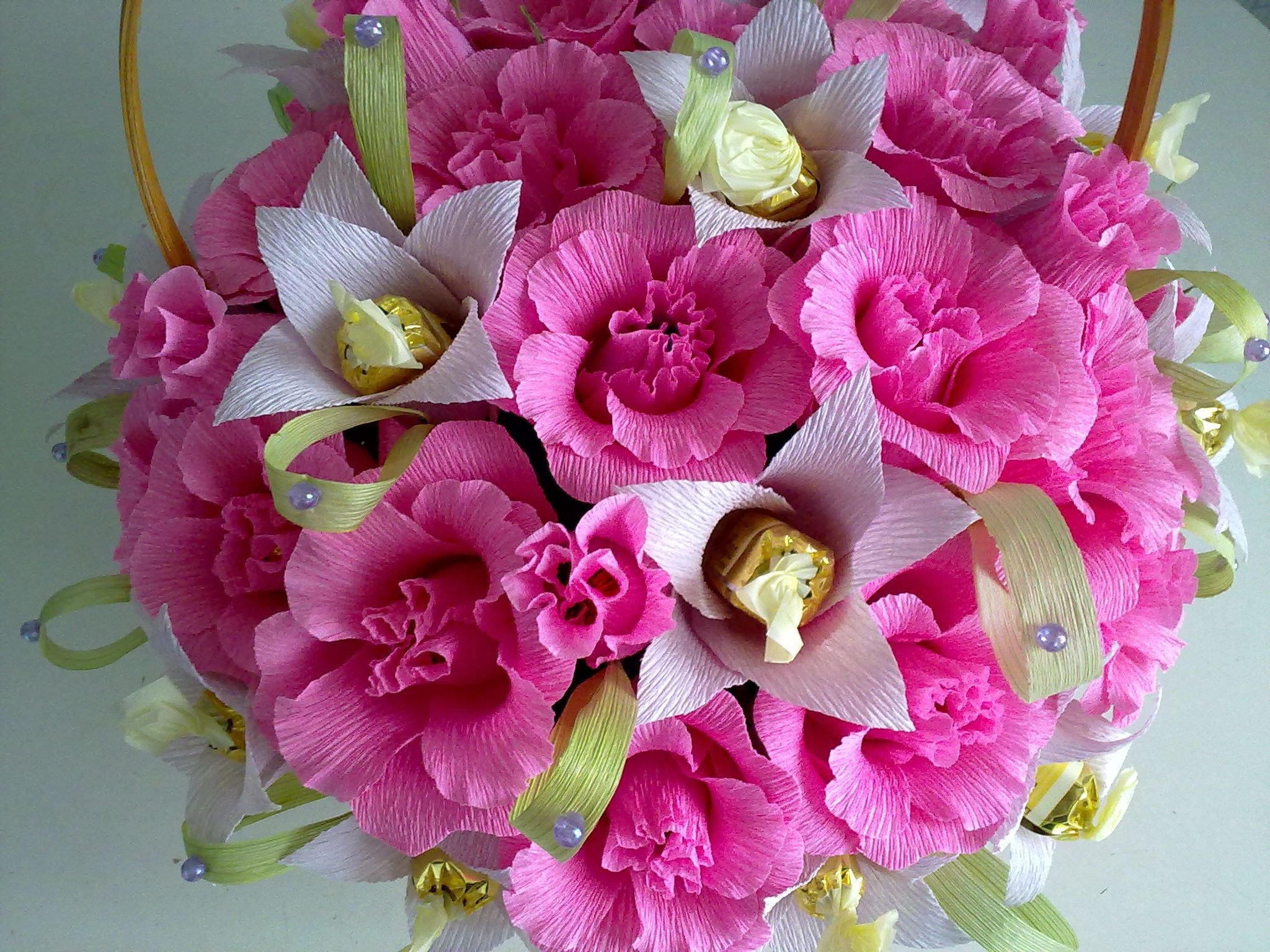 Цветы с конфетой из гофрированной бумаги: Цветы из Гофрированной Бумаги с Конфетами.Мастер-класс+75 ФОТО