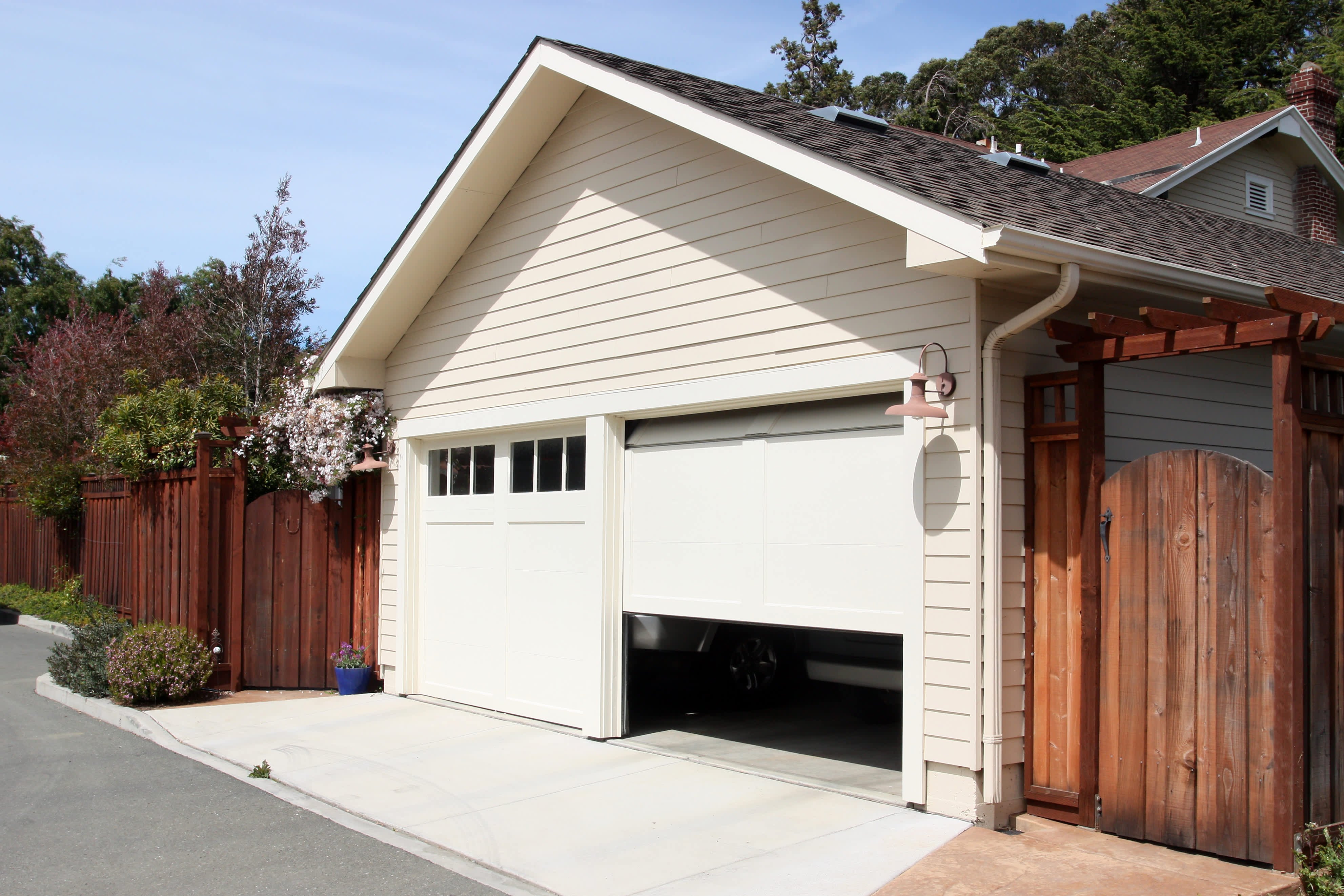 Гараж в частном доме фото: Строим гараж при частном загородном доме или коттедже: примеры проектов (фото)