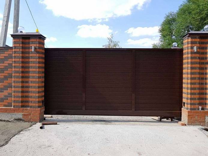 Откатные ворота с калиткой внутри фото: раздвижные ворота из профнастила и металла со встроенной конструкцией калитки