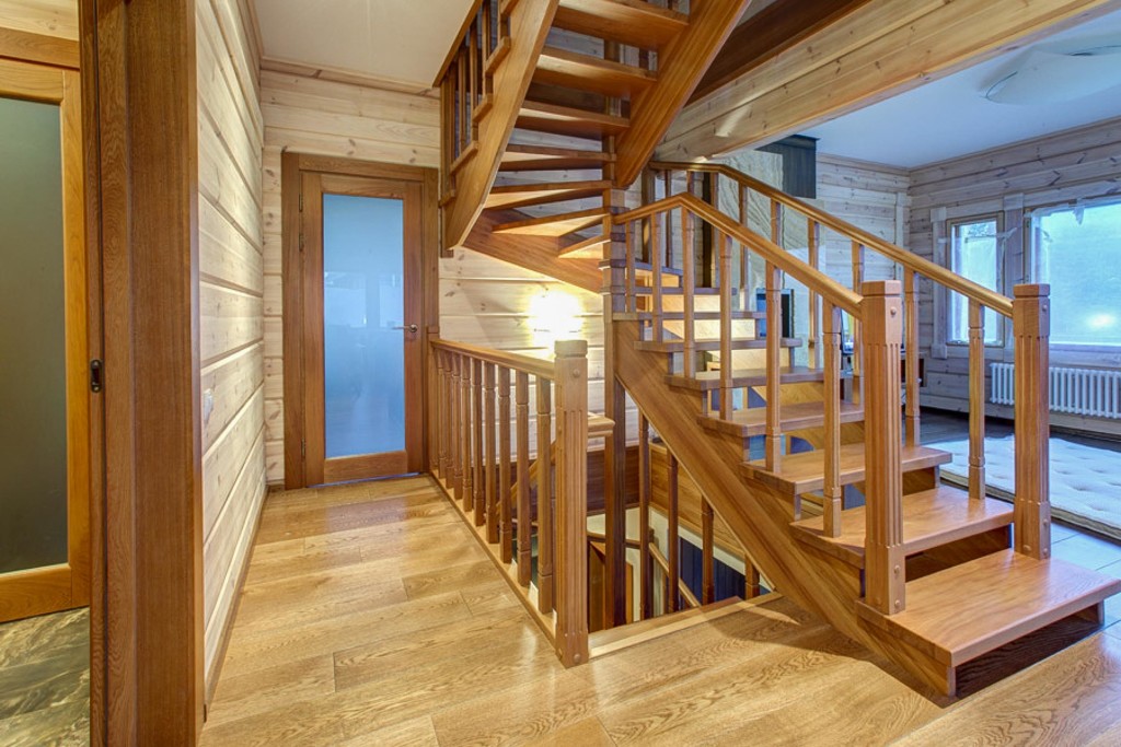 деревянная лестница на второй этаж