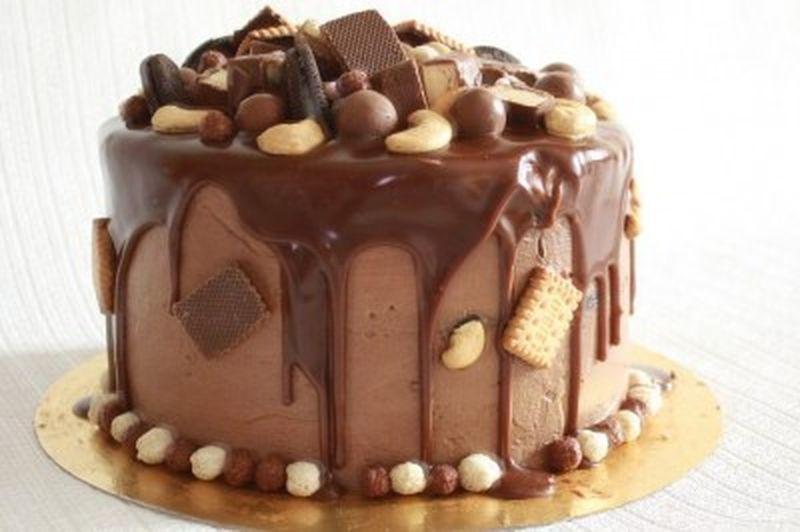 Украшение торт конфетами: Украшение торта конфетами и шоколадками и как украсить торт