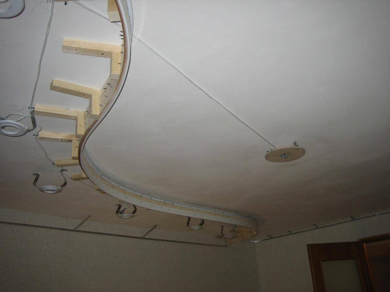 Потолок из гипсокартона двухъярусный своими руками: как сделать двухуровневую конструкцию с подсветкой