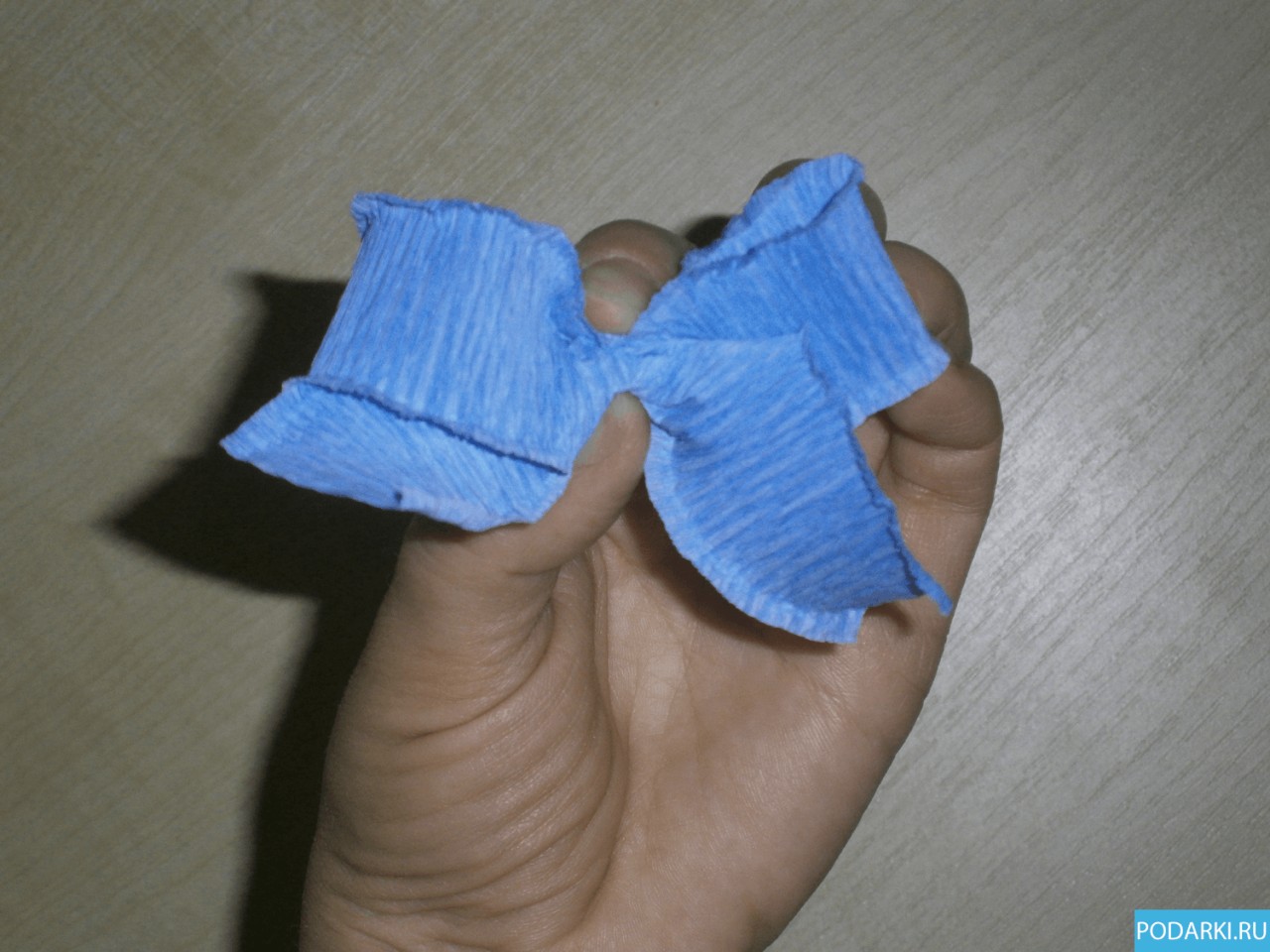 Как сделать из гофрированной бумаги бант из: Как сделать бант из гофрированной бумаги своими руками?