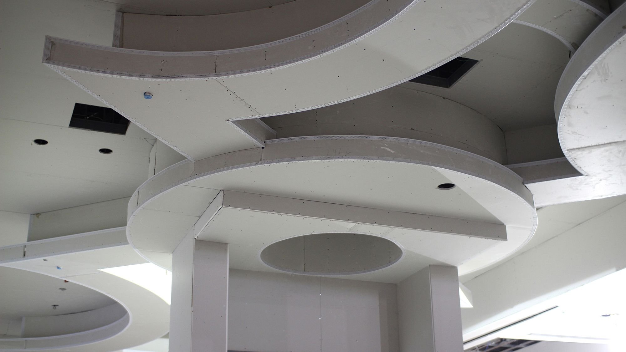 Потолки из гипсокартона многоярусные фото: стоит ли делать трехуровневый потолок с подсветкой, дизайн трехуровневых конструкций