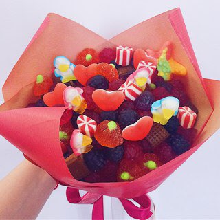 Подарок из конфет на день рождения своими руками подруге: как порадовать подружку самодельным подарком?