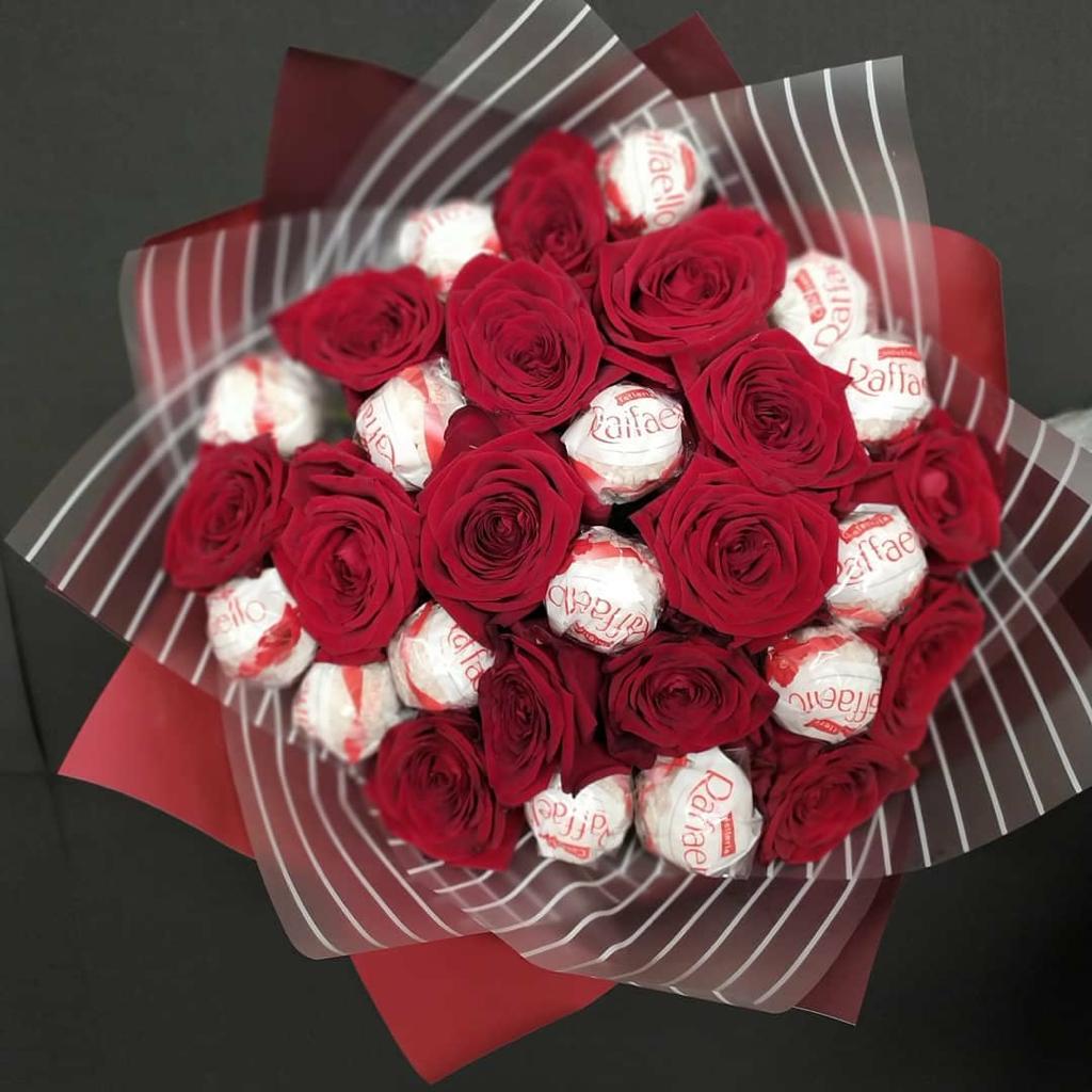 Конфеты и букет цветов: Букет из конфет и роз – купить с бесплатной доставкой в Москве
