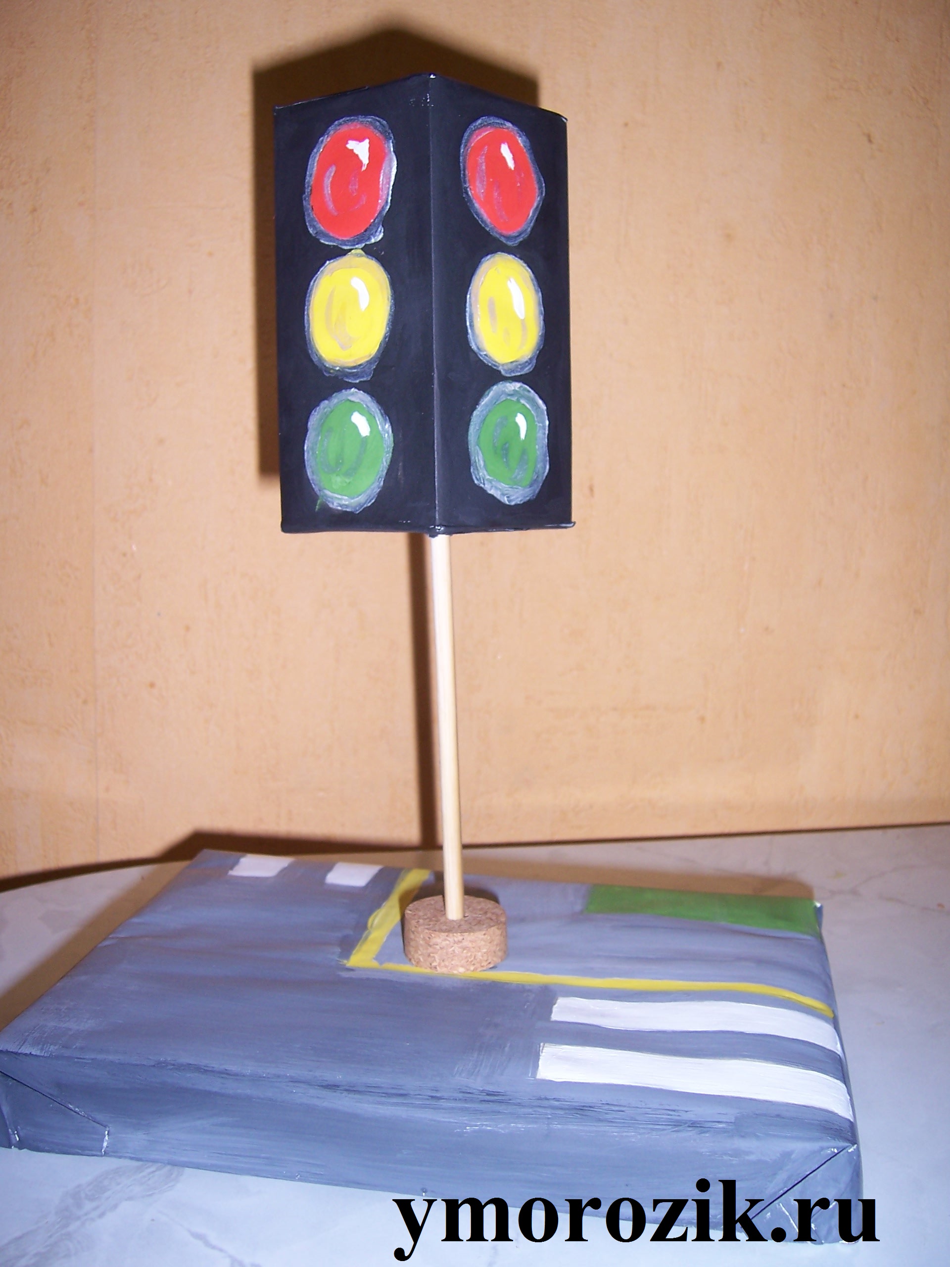 Как из коробки сделать светофор своими руками: Светофор своими руками из картона и из дисков