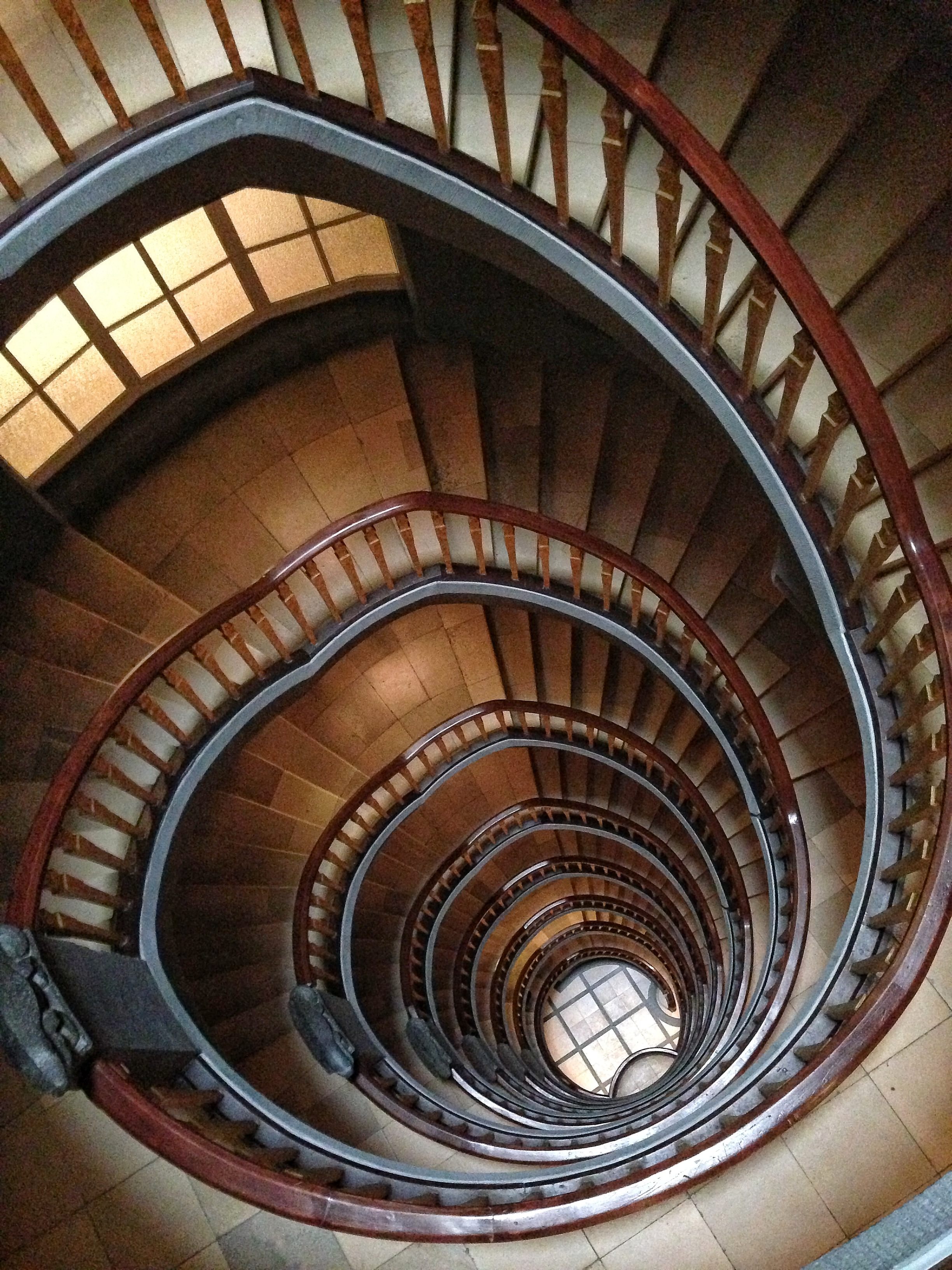 Круглая лестница: Купить винтовую лестницу на второй этаж, металлическая круговая (винтовая) лестница, цена на круглые в Москве