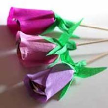 Цветы-конфеты из гофрированной бумаги